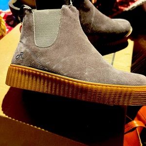 Women’s grey suede Chelsea boot/sneaker. Size 7